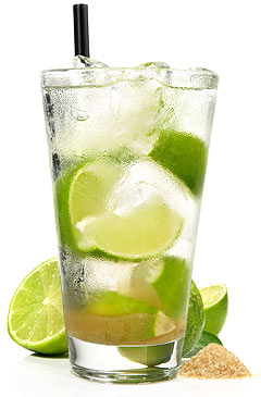 Caipirinha Cocktail mit Limetten und Zucker