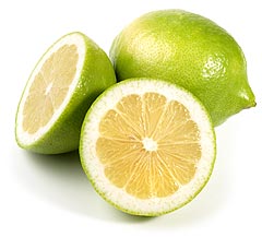 Reife Zitrone mit gr&uuml;ner Schale