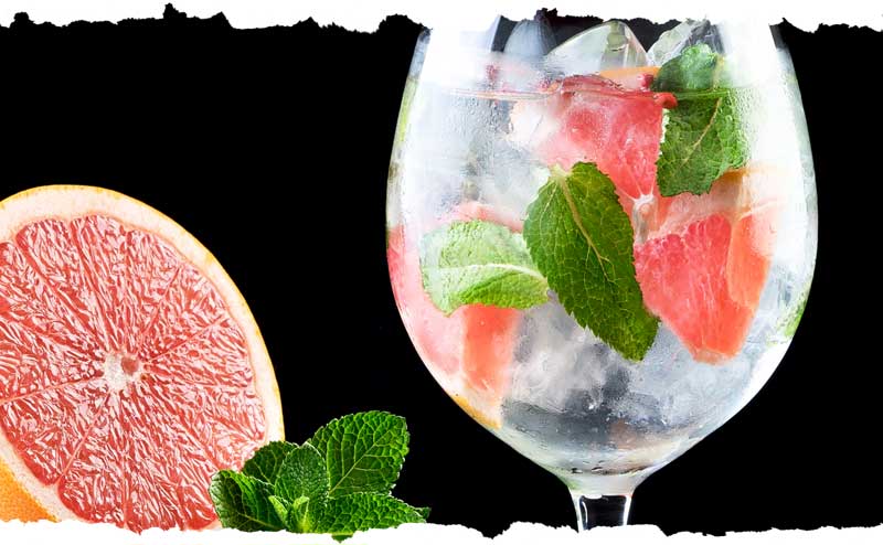 Cocktail mit Grapefruit und Minze