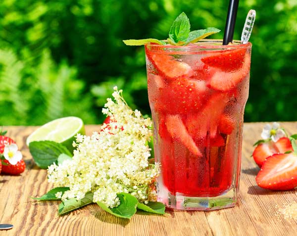  Cocktail mit Erdbeeren