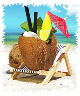 Tropical Cochtail in der Kokosnuss am Strand